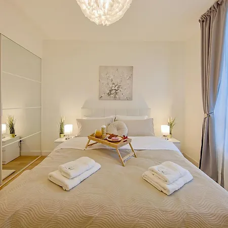 Eternal Lux Waterfront Apartment *